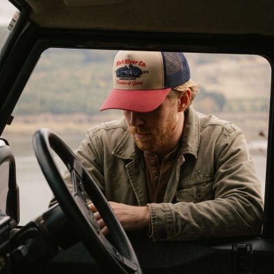 Kappe - Black River Tradition Of Speed Trucker (beige/marineblau/rot)