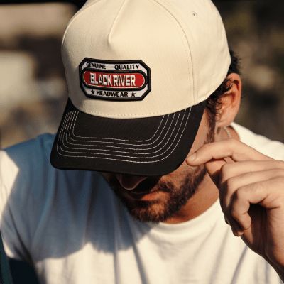 Kappe - Black River Richmond Cotton Snapback (Offwhite/Schwarz)