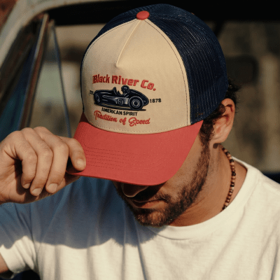 Kappe - Black River Tradition Of Speed Trucker (beige/marineblau/rot)