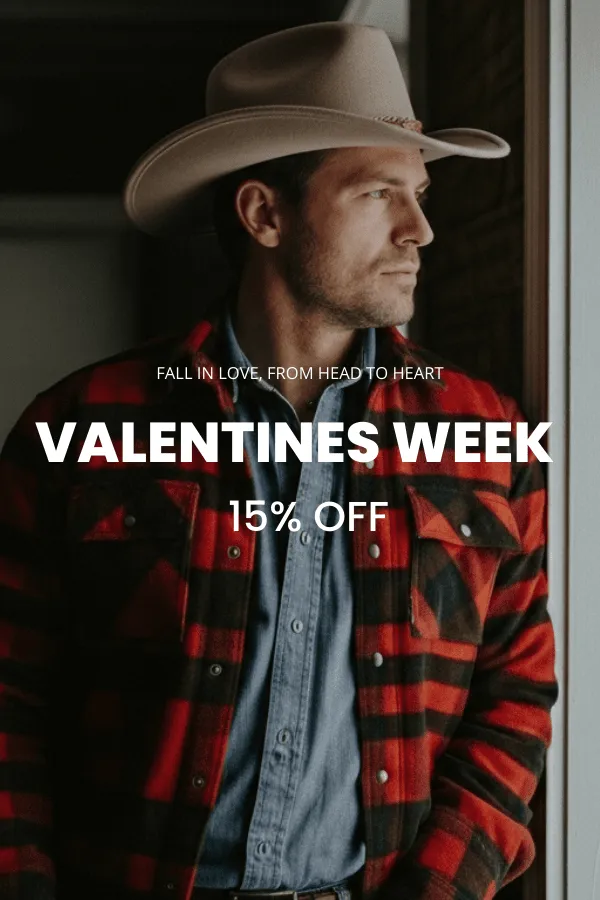 Pyramide aus farbenfrohen Caps mit verschiedenen Texten und Motiven, arrangiert vor einem hellblauen Hintergrund.