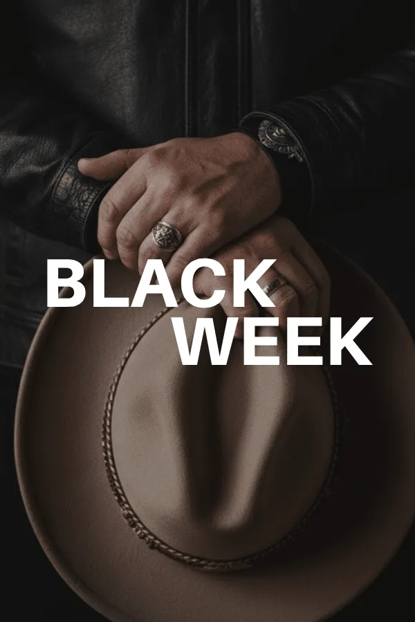 Pyramide aus farbenfrohen Caps mit verschiedenen Texten und Motiven, arrangiert vor einem hellblauen Hintergrund.